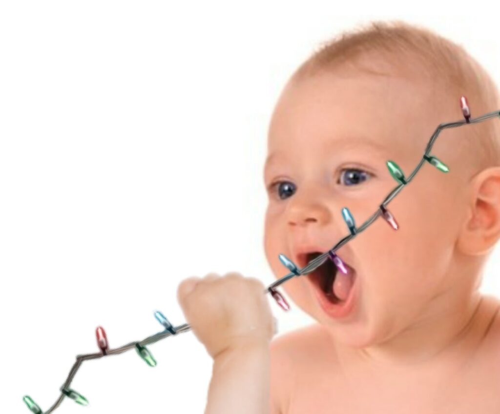 bebé comiendo cable en navidad y año nuevo